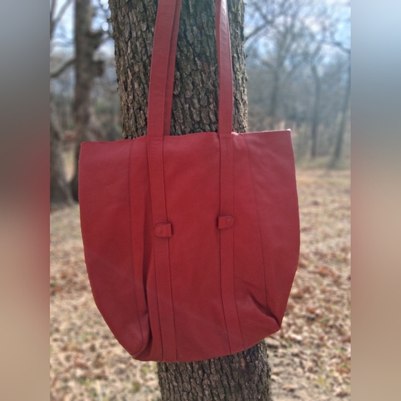 Vintage Handbags - Elegant Red Leather Tote Bag
